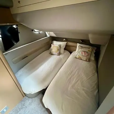 Yate Rumbo, Casa Flotante بوتيل