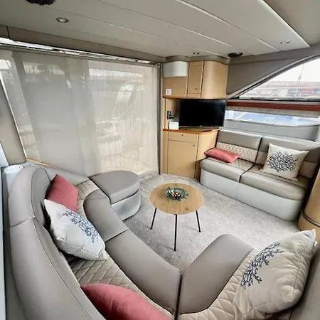 Yate Rumbo, Casa Flotante بوتيل