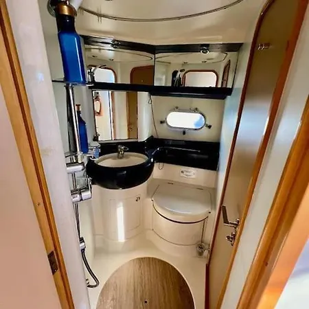 Yate Rumbo, Casa Flotante بوتيل *